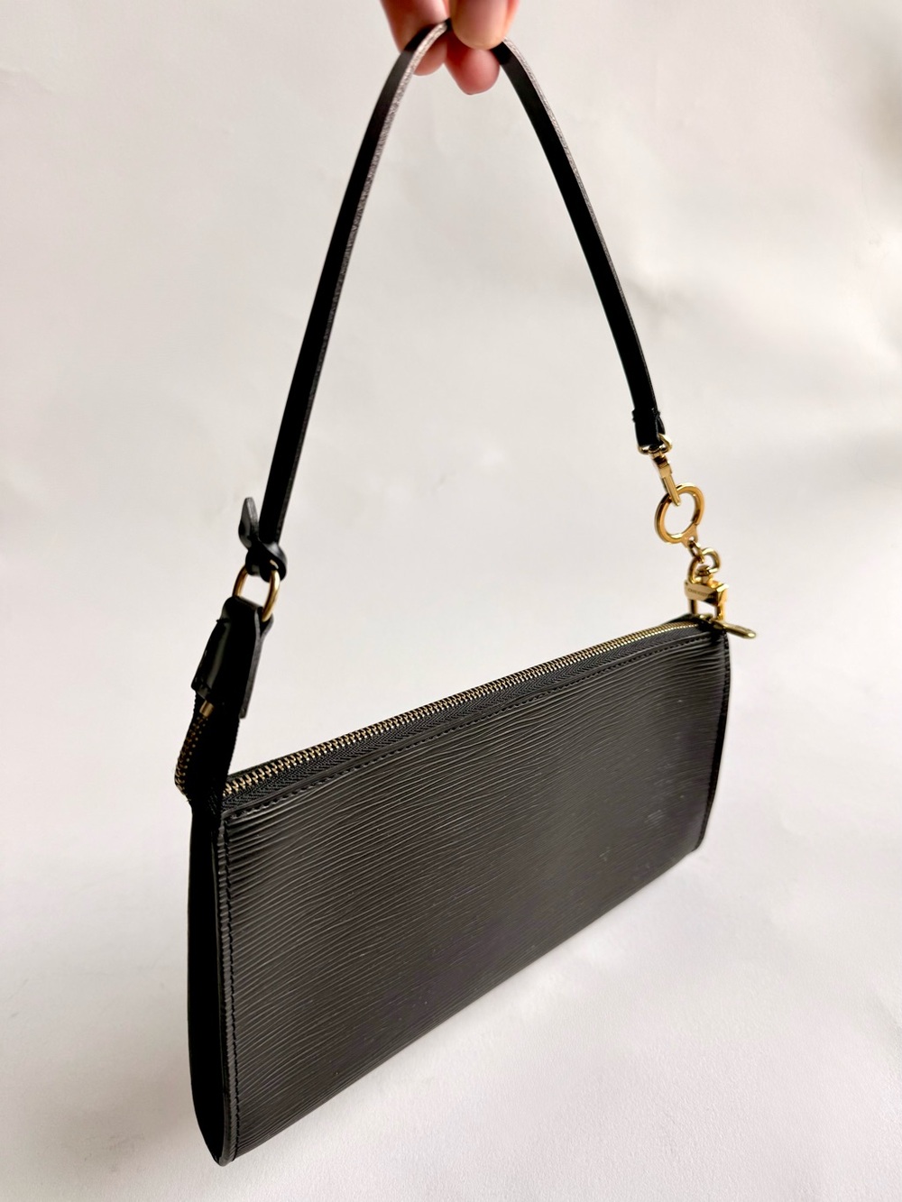 Louis Vuitton Epi Pochette Accessoires 24 Black Shoulder Bag